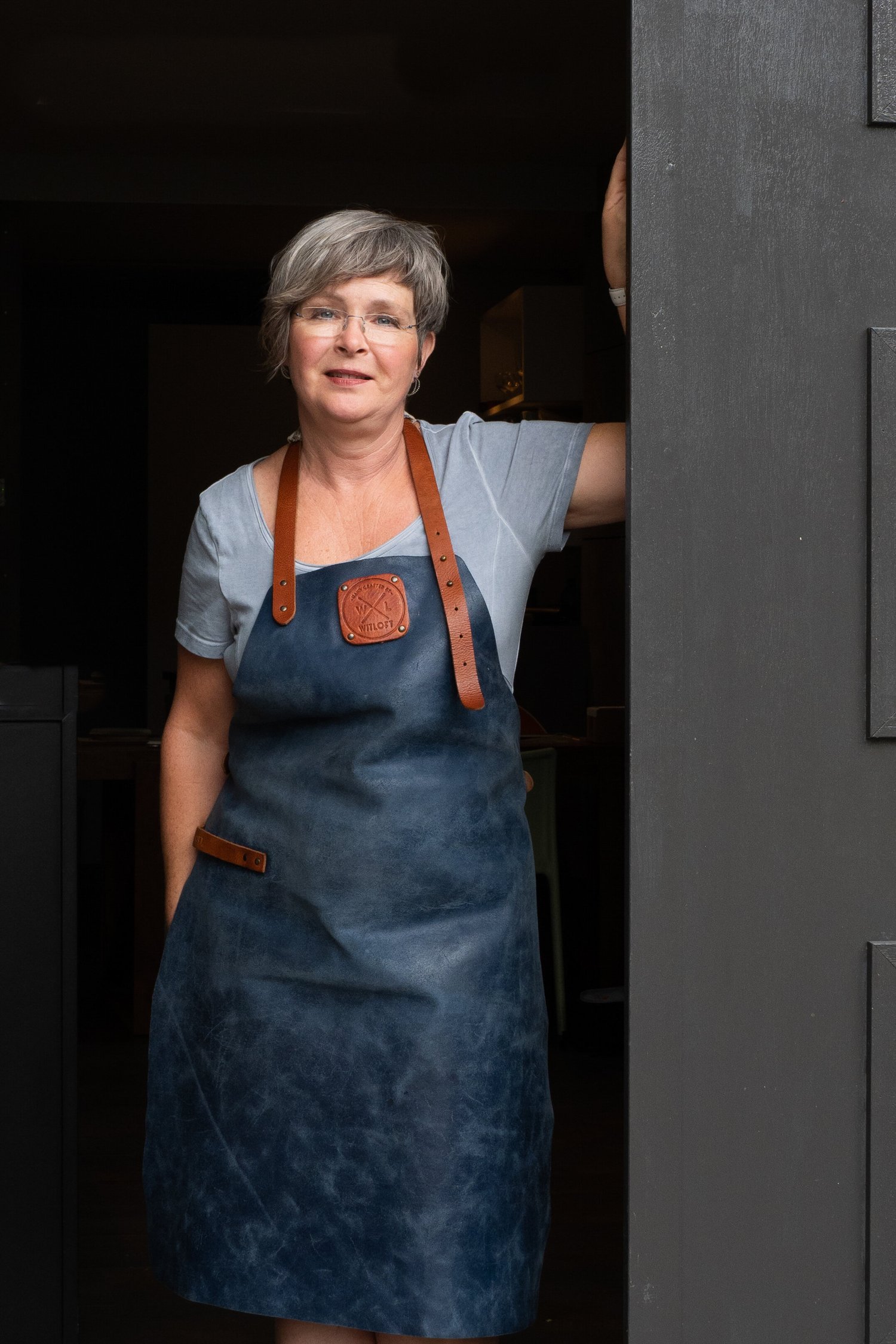Portret Cécile van Eeden, edelsmid en sieraadontwerper, in haar atelier in Eindhoven