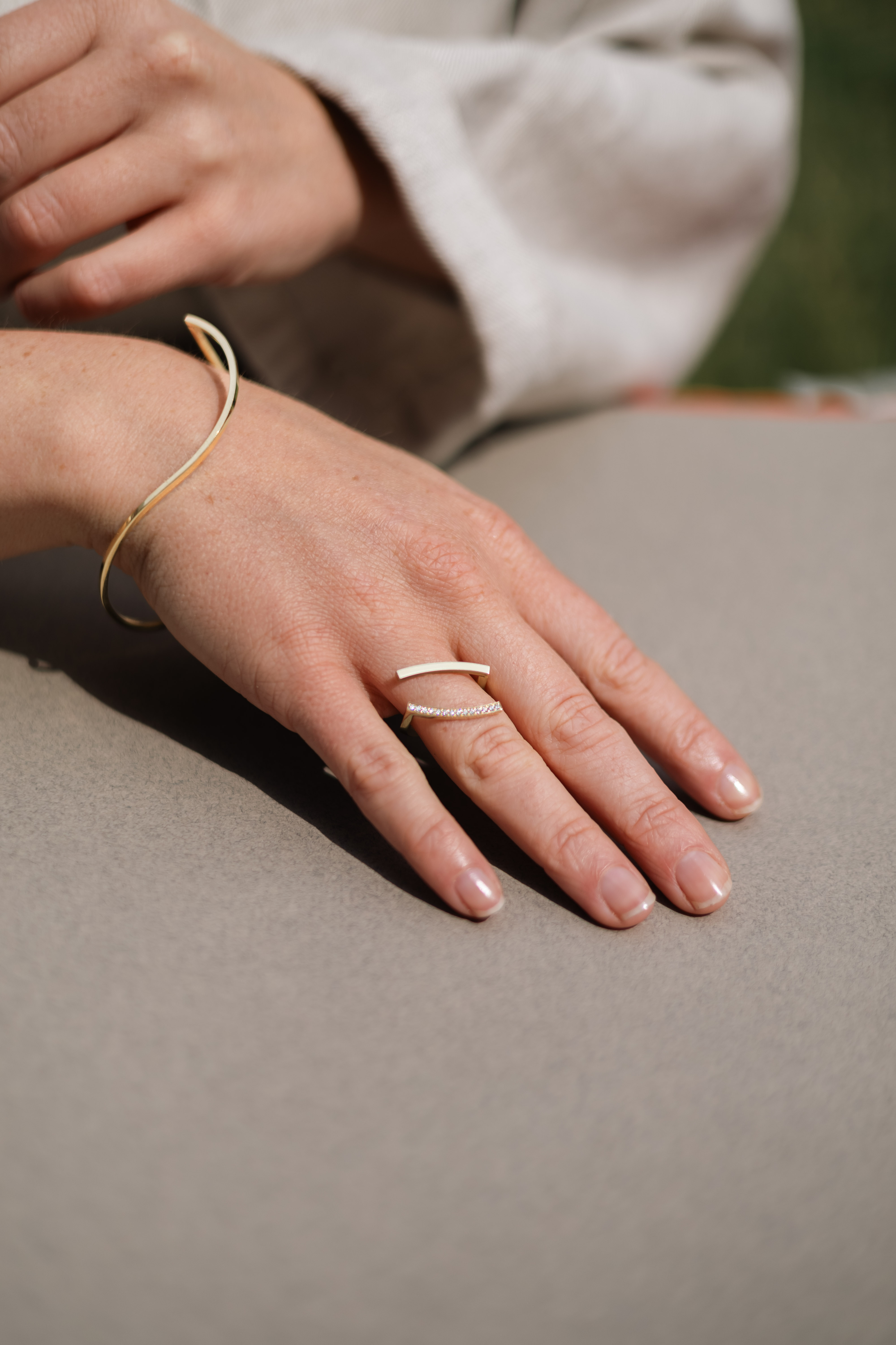Bow Remake sieraad gedragen op model