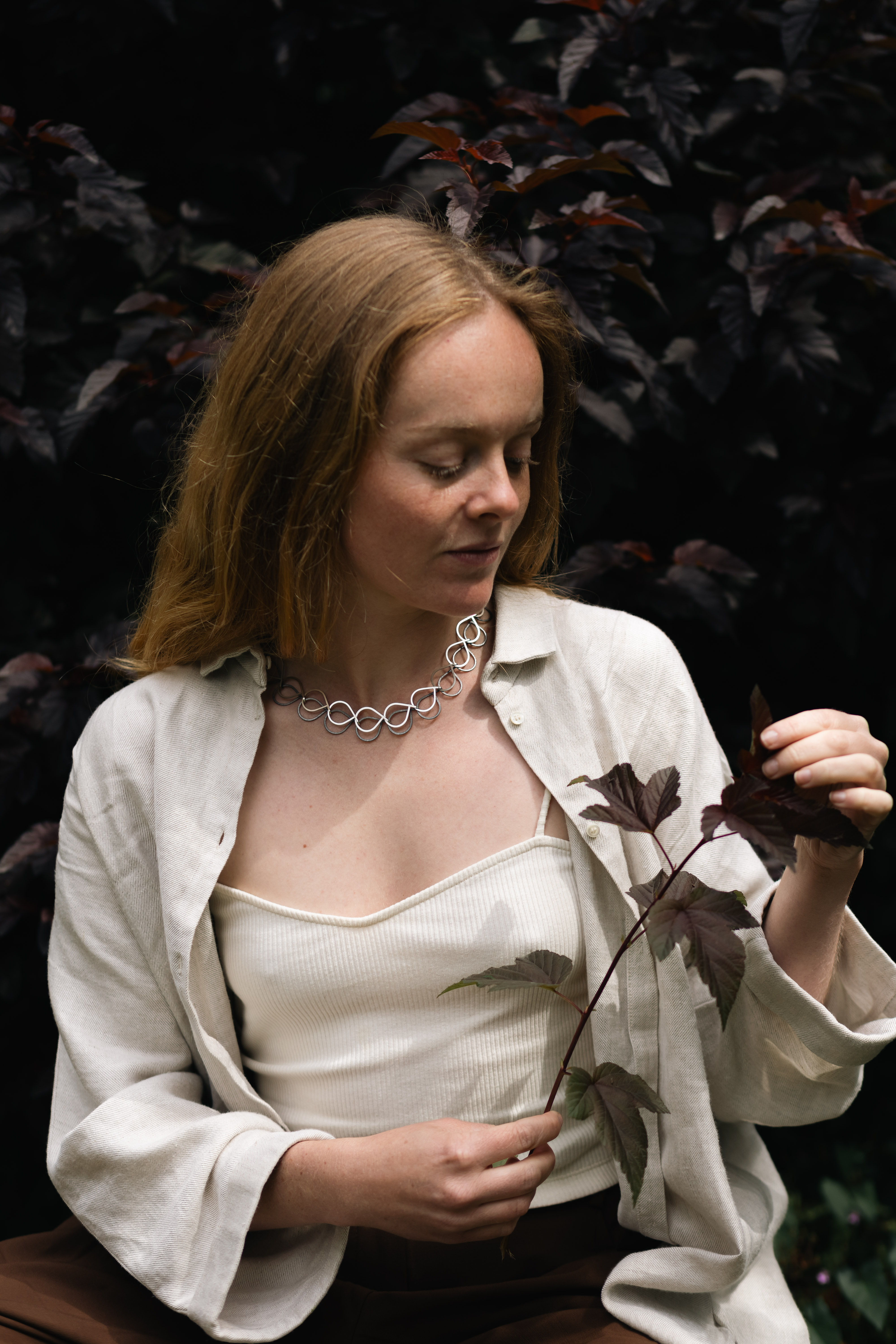 Esseline collier door Cécile van Eeden, gedragen op model